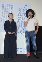 左からキム・コッピ、満島真之介。