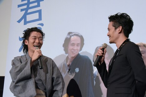 左から松居大悟、池松壮亮。