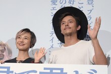 左からキム・コッピ、満島真之介。