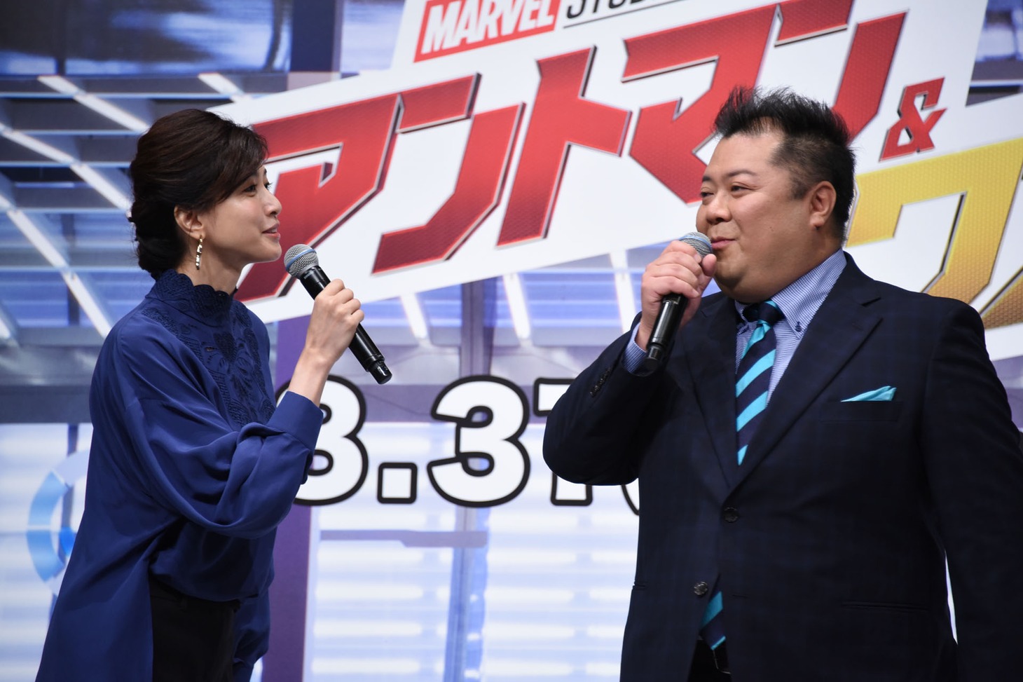 左から内田有紀、小杉竜一。