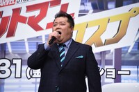 内田有紀へ歌をプレゼントする小杉竜一。