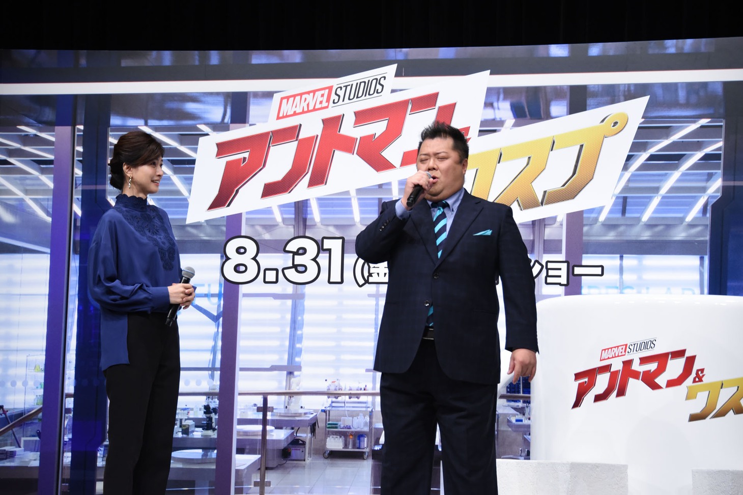内田有紀へ歌をプレゼントする小杉竜一（右）。