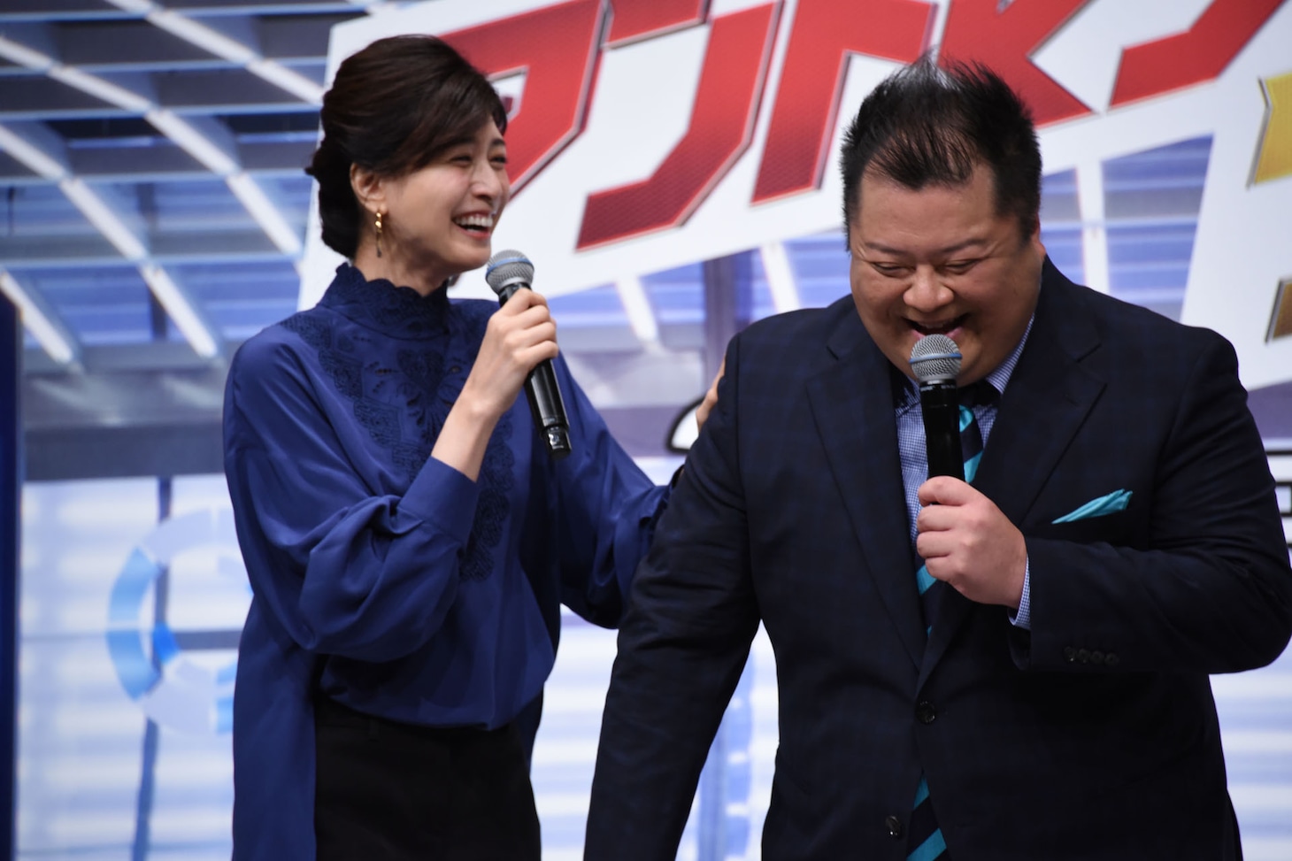 内田有紀へ歌をプレゼントした小杉竜一（右）。