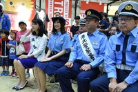 奥山かずさ（中央左）