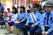 奥山かずさ（中央左）