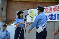 奥山かずさ（左）