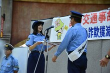 奥山かずさ（左）