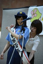 たすきをかけられる奥山かずさ（手前）。