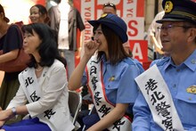 子供たちのダンスを見守る奥山かずさ（中央）。