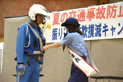 エアージャケットの紐を引いて試しに膨らませようとするものの、力が足りず失敗してしまった奥山かずさ（右）。