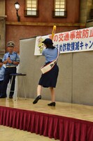 バットスイングを披露する奥山かずさ。