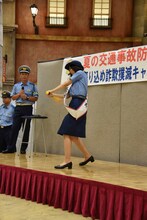 バットスイングを披露する奥山かずさ。