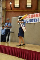 バットスイングを披露する奥山かずさ。