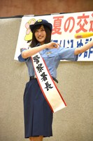 バットスイングを披露する奥山かずさ。