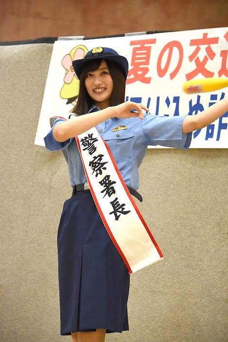 バットスイングを披露する奥山かずさ。