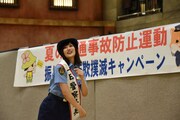 サインボールを投げる奥山かずさ。