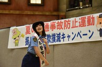 サインボールを投げる奥山かずさ。