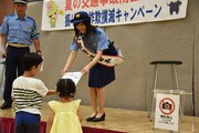 子供たちにサイン色紙をプレゼントする奥山かずさ（壇上中央）。