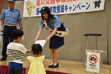 子供たちにサイン色紙をプレゼントする奥山かずさ（壇上中央）。