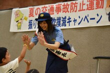 子供たちと触れ合う奥山かずさ。
