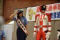 パトレンジャーの仲間に敬礼する奥山かずさ（左）。