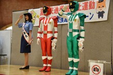 左から奥山かずさ、パトレン1号、パトレン2号。