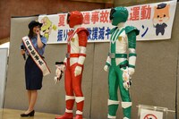 左から奥山かずさ、パトレン1号、パトレン2号。