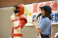 パトレン1号（左）を紹介する奥山かずさ（右）。