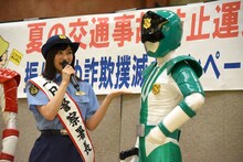 パトレン2号（右）を紹介する奥山かずさ（左）。