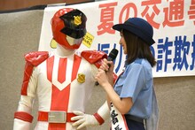 パトレン1号（左）に「警察学校が一緒だったんだよね？」と語りかける奥山かずさ（右）。