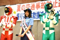 左からパトレン1号、奥山かずさ、パトレン2号。