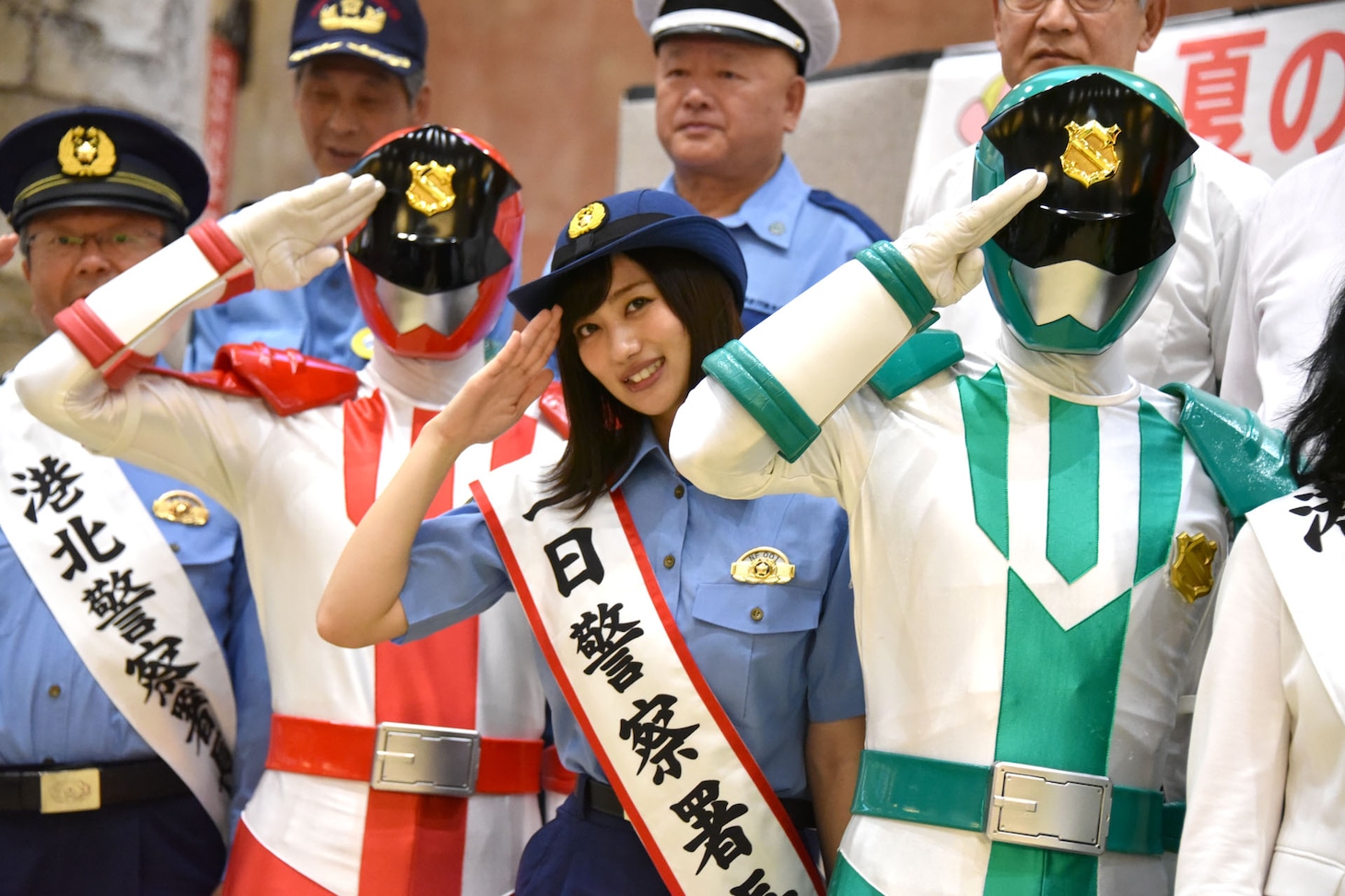中央左からパトレン1号、奥山かずさ、パトレン2号。
