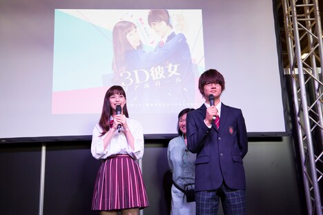 左から中条あやみ、佐野勇斗。