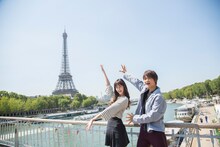 左から中条あやみ、佐野勇斗。