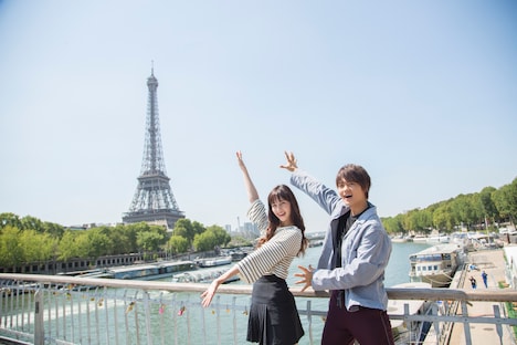 左から中条あやみ、佐野勇斗。