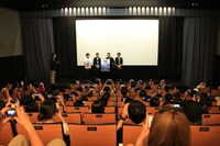 「一人の息子」初日舞台挨拶の様子。