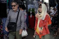 ウズベキスタンの首都タシケントにあるチョルスー・バザールでの撮影風景。左から黒沢清、前田敦子。