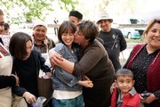 ウズベキスタンの古都サマルカンドでの撮影終了後、エキストラに囲まれる前田敦子（中央）。