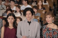 「連続ドラマＷ イアリー 見えない顔」完成披露試写会の様子。左から黒島結菜、オダギリジョー、仲里依紗。