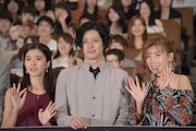 左から黒島結菜、オダギリジョー、仲里依紗。