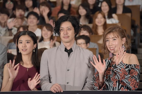 左から黒島結菜、オダギリジョー、仲里依紗。