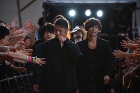 「BLEACHフェス」にて、オレンジカーペットを歩く登壇者たち。