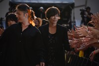 「BLEACHフェス」にて、オレンジカーペットを歩く登壇者たち。