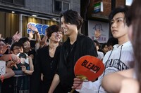 「BLEACHフェス」にて、オレンジカーペットを歩く登壇者たち。