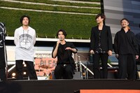 小さい頃に熱海へ行った思い出を語る福士蒼汰（中央左）。