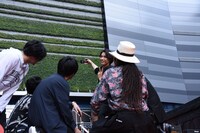 自撮りする登壇者たち。