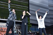 「ぜひ僕らを尸魂界（ソウル・ソサエティ）に連れて行ってください、お願いします！」と呼びかける小柳友（左）。