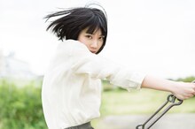 松本穂香1stフォトブック「Negative Pop」より。 (c)丸谷嘉長／集英社