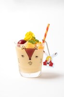 「サマーウォーズ」オリジナルコラボレーションメニュー「仮ケンジが汗をかく!?マンゴースムージー 畑のミント、ぶどう、梨添え キング・カズマアクリルチャーム付」（1166円）