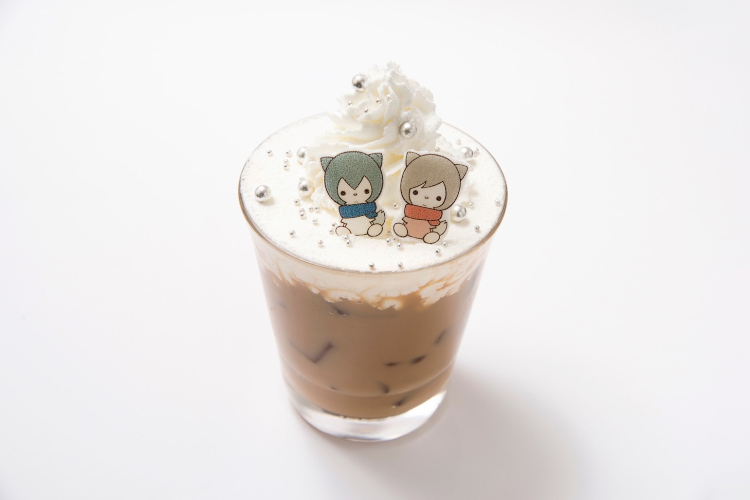 「おおかみこどもの雨と雪」オリジナルコラボレーション新メニュー「雪と雨の雪山アイスティーラテ」（853円）